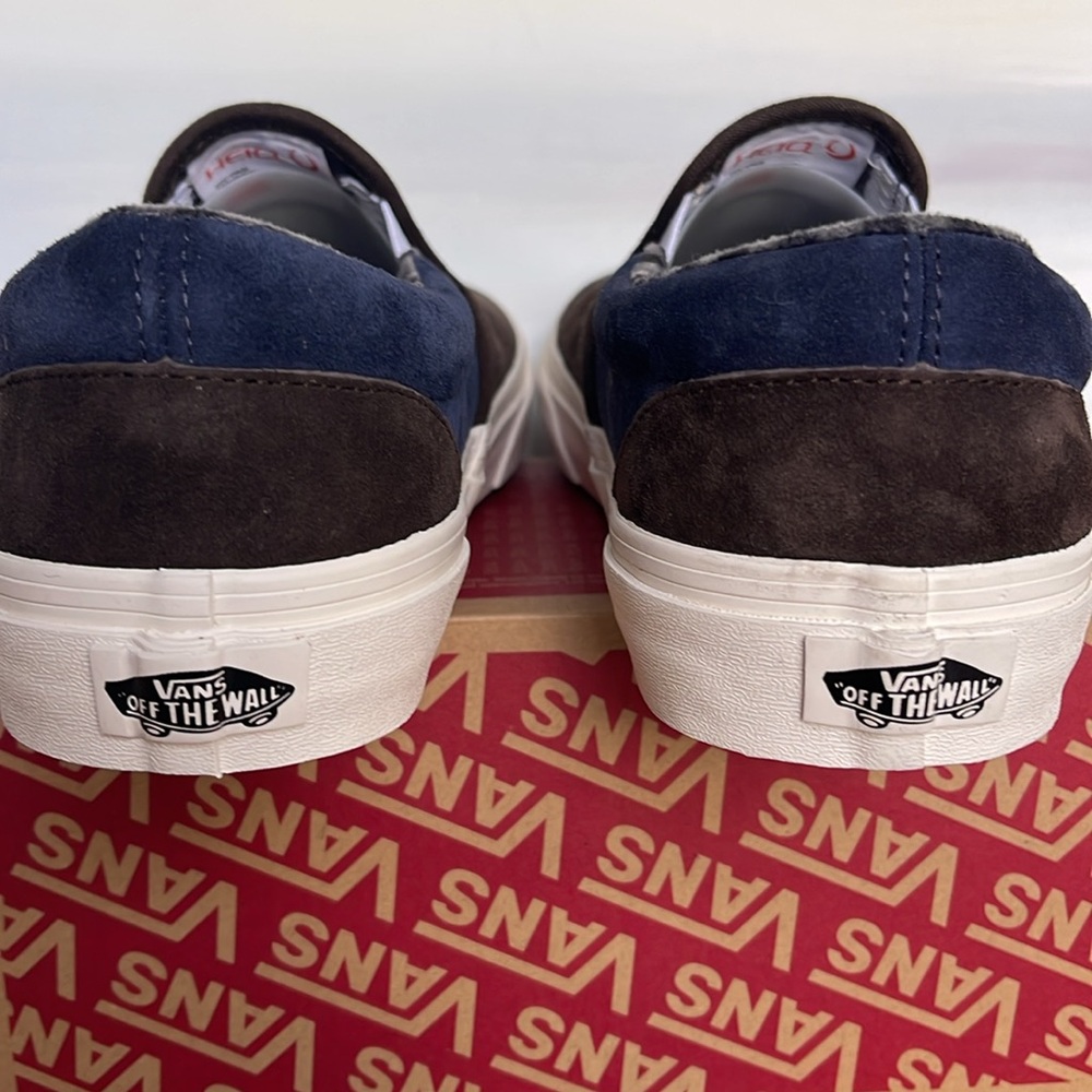 Vans Men’s Classic Slip-On
Pig Suede Plaid Brown/Navy
VN000BVZBF1
Sneakers - Picture 14 of 16